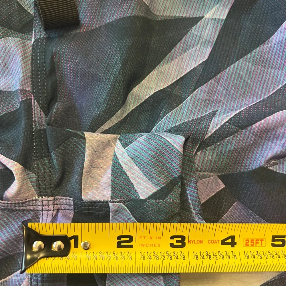 Lululemon Spring Break Away Short in Pretty Prism Pattern Size 8 - Picture 7 of 8